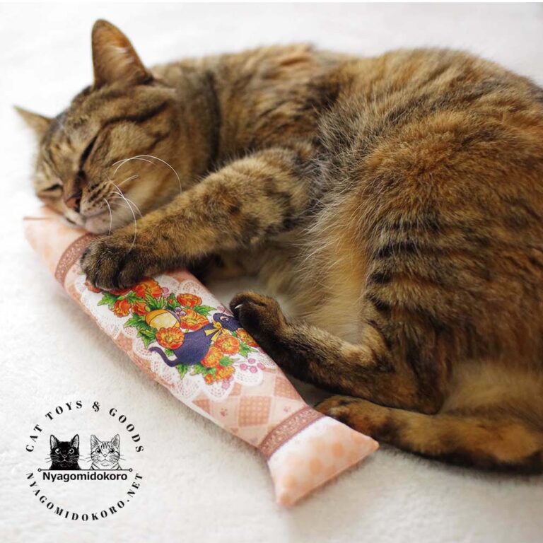 Japanese Silvervine Cat Toy with Tabby and Black Cat - Nyagomidokoro