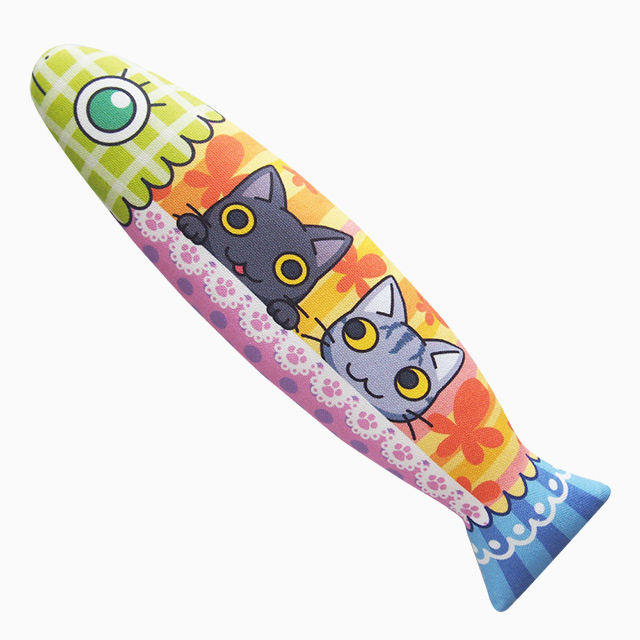 またたびのおもちゃ お魚猫キッカー 黒猫とサバトラ猫